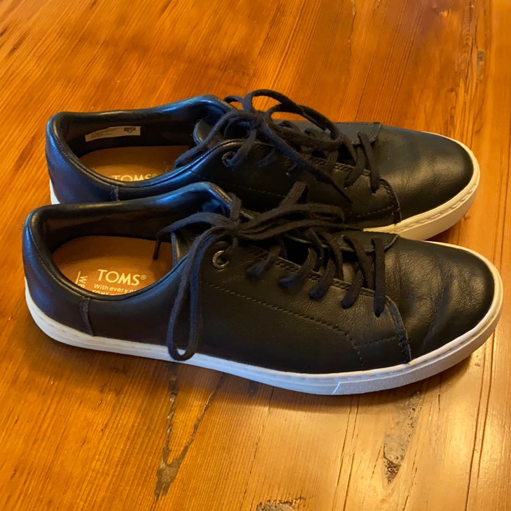 Toms black leather sneaker. EUC. Size 8!